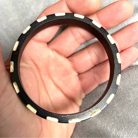 Vintage boutique handmade hand-carved mix wood wooden striped bangle - Picture 4 of 11